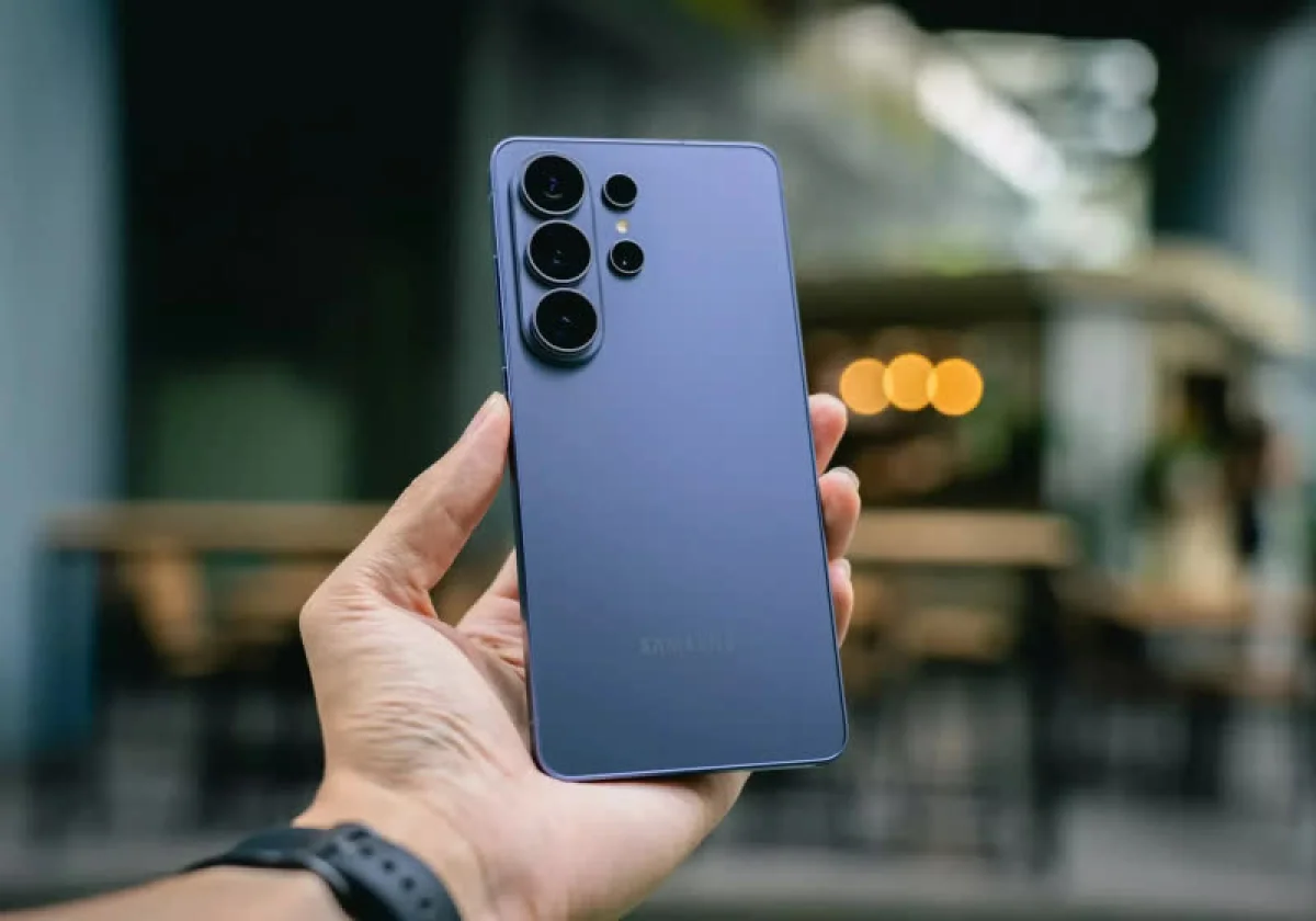 Samsung's Smartphone Arm Faces Potential First-Ever Loss Amidst AI-Fueled Memory Price Surge