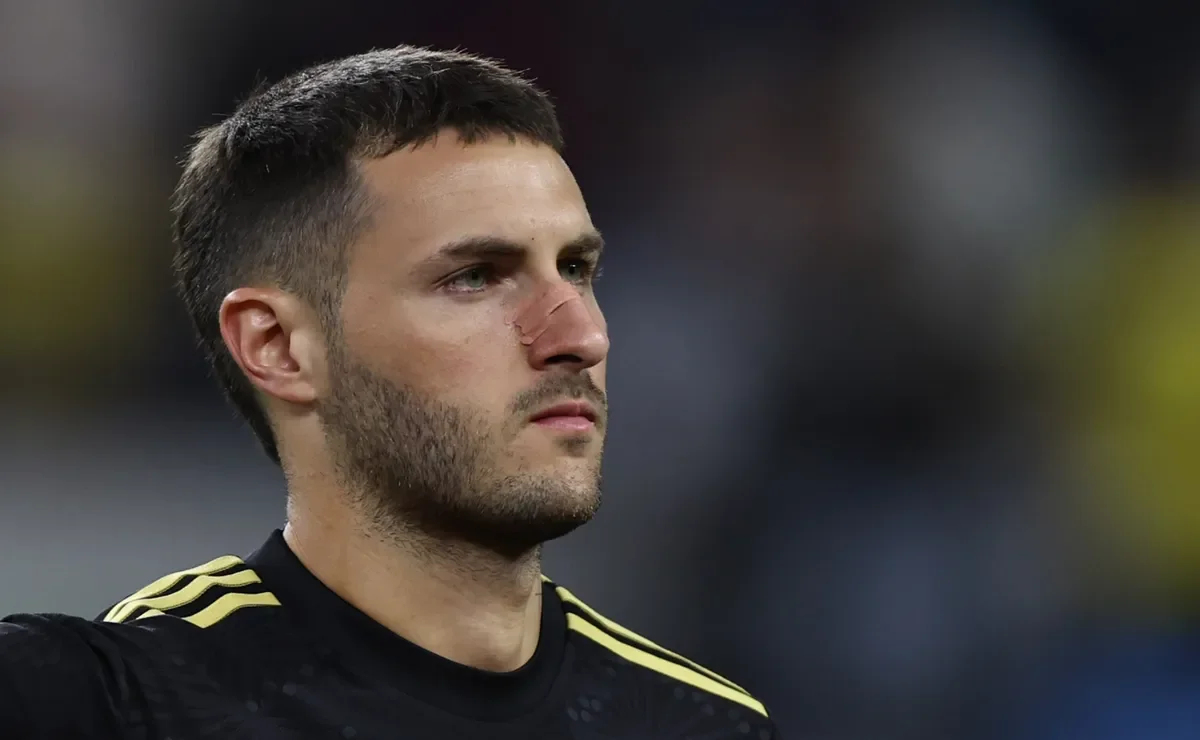 Report: Mexico star Santiago Gimenez risks missing 2026 World Cup amid injury struggles at Milan
